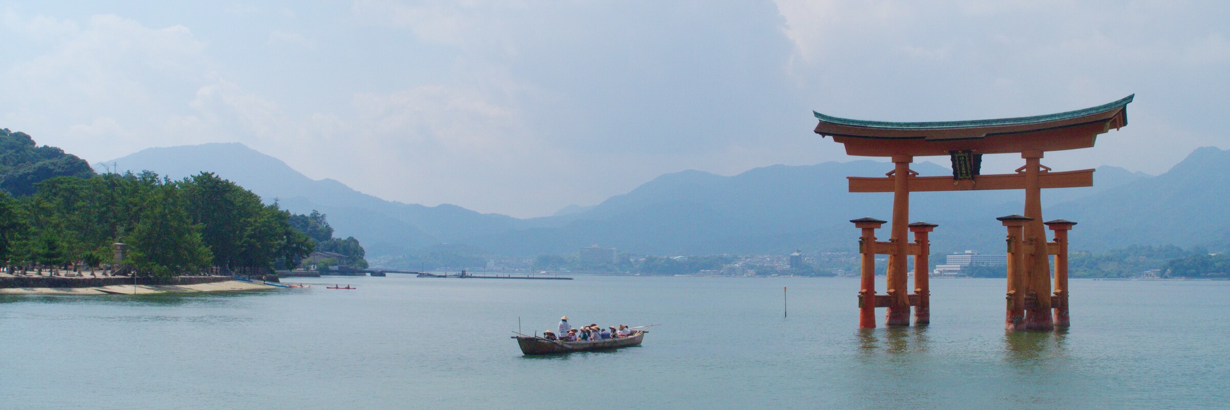 Die heilige Insel Miyajima liegt etwa zwanzig Kilometer südwestlich von Hiroshima