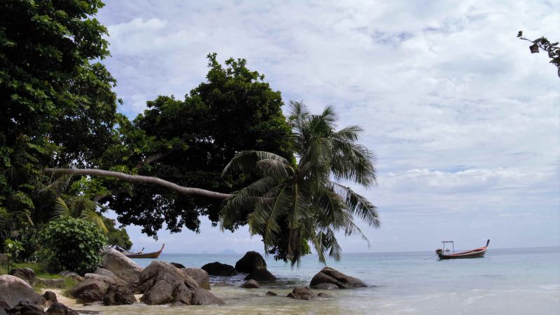 idyllischer Strand in Koh Phi Phi, abseits vom Trubel