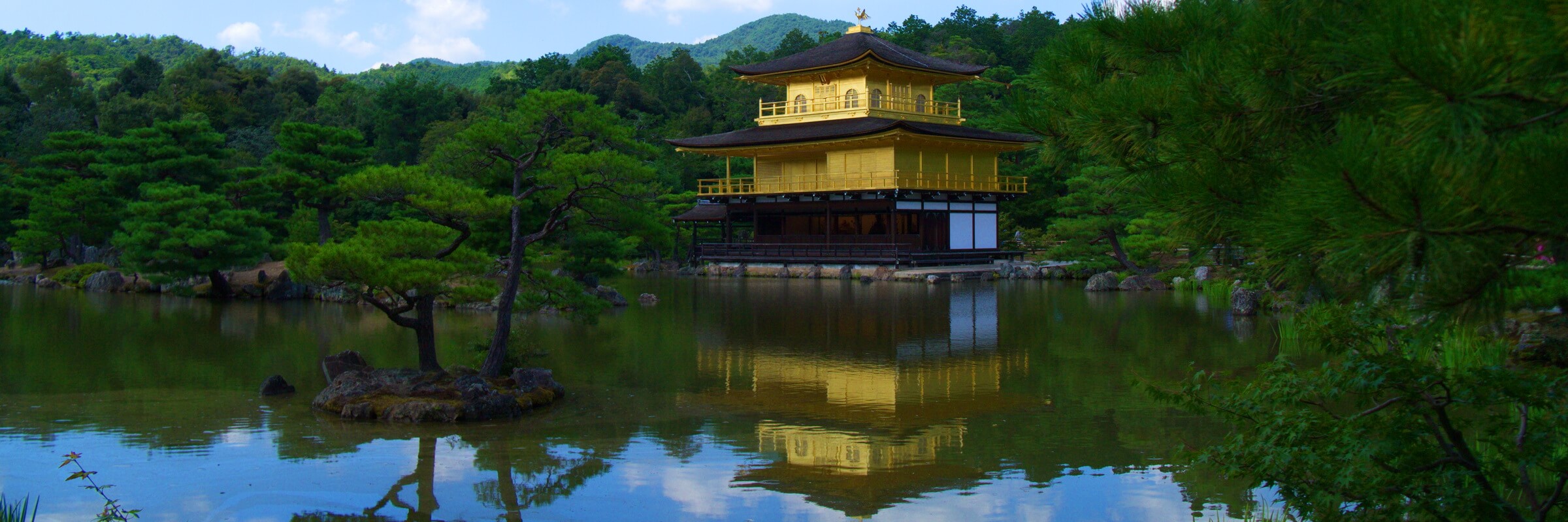 Kinkaku-ji so wird der goldenen Pavillon in japanisch genannt. Dank der Bekanntheit des Pavillons ist dieser für die gesamte Tempelanlage Namensgeber.