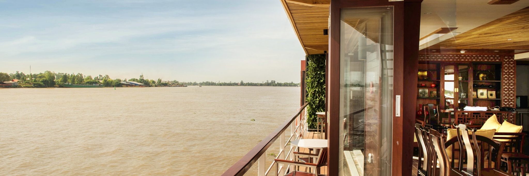 Die Mekong Eyes Explorer bietet ausreichend Platz um die Aussicht bei einer Flusskreuzfahrt zu genießen.