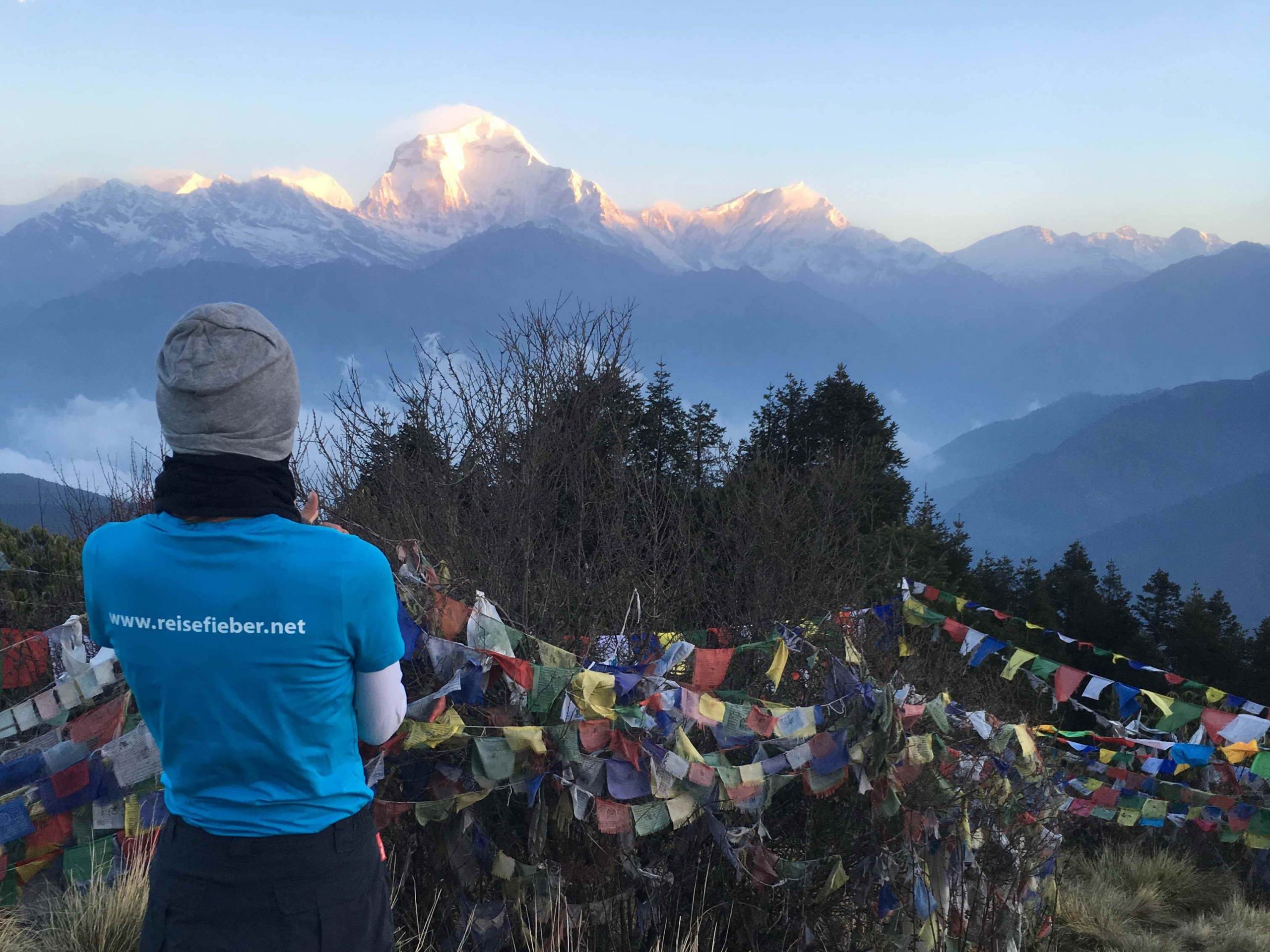 Larissa von Reisefieber Reisen auf dem Gipfel Poonhill, pünktlich zum Sonnenaufgang.