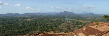 Der Aufstieg lohnt sich! Dieser wunderbare Blick wartet auf dem obersten Plateau des Löwenfelsens Sigiriya