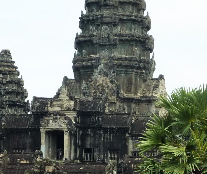 Der Khmer-König Suriyavaram ließ den riesigen Haupttempel von unzähligen Arbeitern, Baumeistern und Bildhauern in weniger als 40 Jahren erbauen.