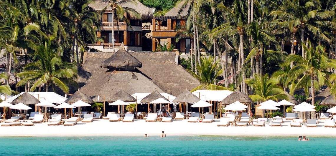 Die einladende Strandanlage des Firdays auf Boracay, Philippinen mit dem Hotelensemble im Hintergrund