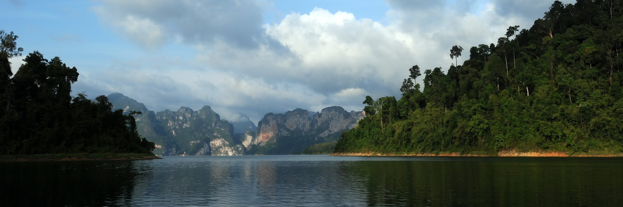 Der Chieo-Lan-See ist ein Stausee in der südthailändischen Provinz Surat Thani.