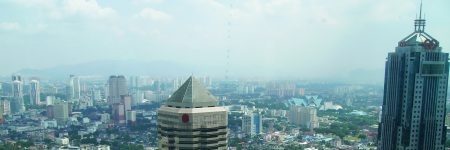 Von der Skybridge, die die zwei Türme des Petronas Twin Towers verbindet, kann man einen Ausblick auf Kuala Lumpurs Stadtlandschaft und die umliegenden Wolkenkratzer genießen.