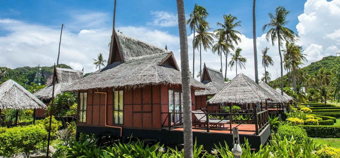 Aussenansicht des stilvoll errichteten Phi Phi Village Beach Resort auf Koh Phi Phi