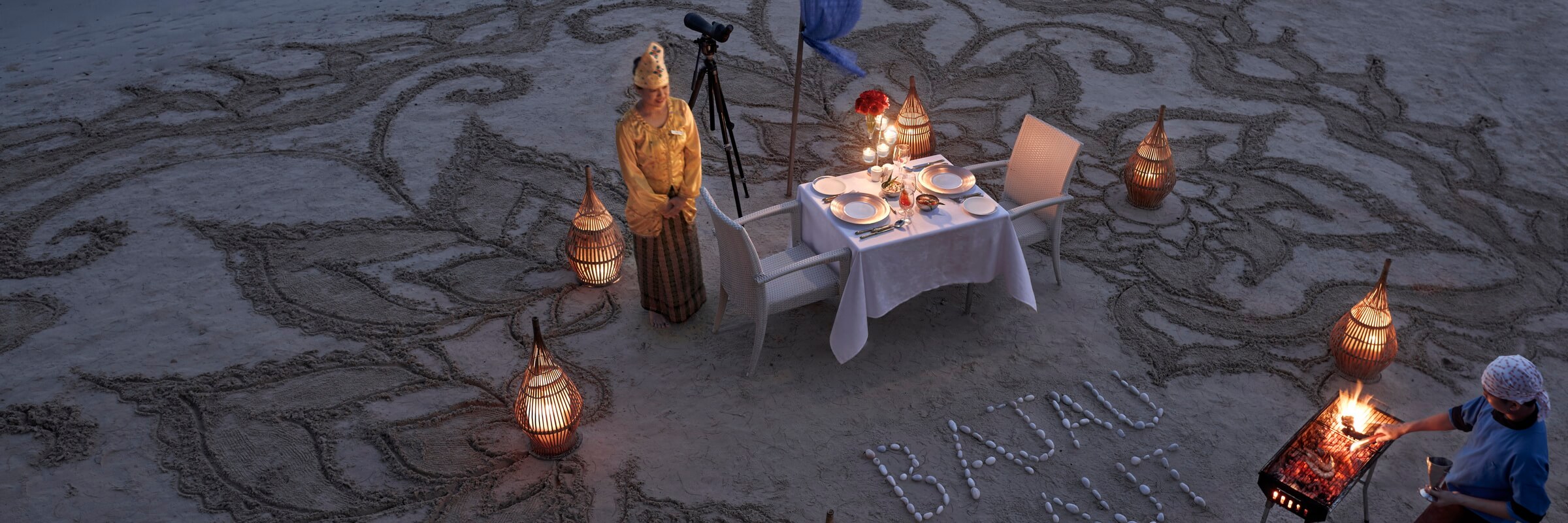 Im Gaya Island Resort können Gäste ein privates Abendessen am Strand in Form eines Barbecues, dem „Bajau Laut Strand-Barbecue“, buchen.