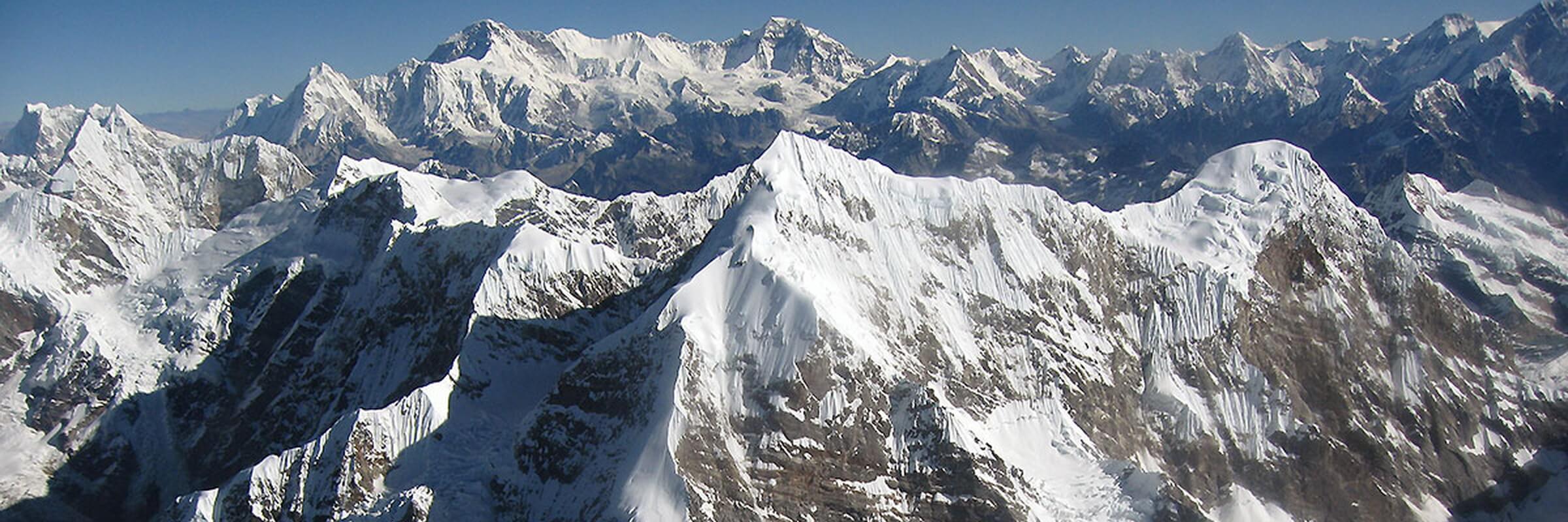 Bei einem Himalaya Rundflug können Gäste die schneebedeckten Gipfel des Himalayas bestaunen.