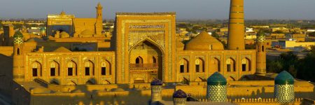 Die usbekische Stadt Chiwa ist bekannt für ihre historische Altstadt mit zahlreichen Baudenkmälern, von denen viele als Meisterwerke der orientalischen Architektur gelten.