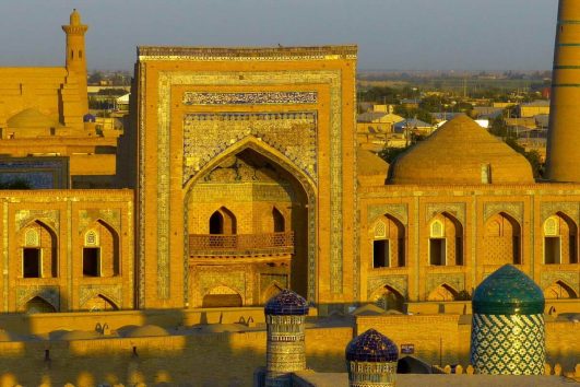 Die usbekische Stadt Chiwa ist bekannt für ihre historische Altstadt mit zahlreichen Baudenkmälern, von denen viele als Meisterwerke der orientalischen Architektur gelten.