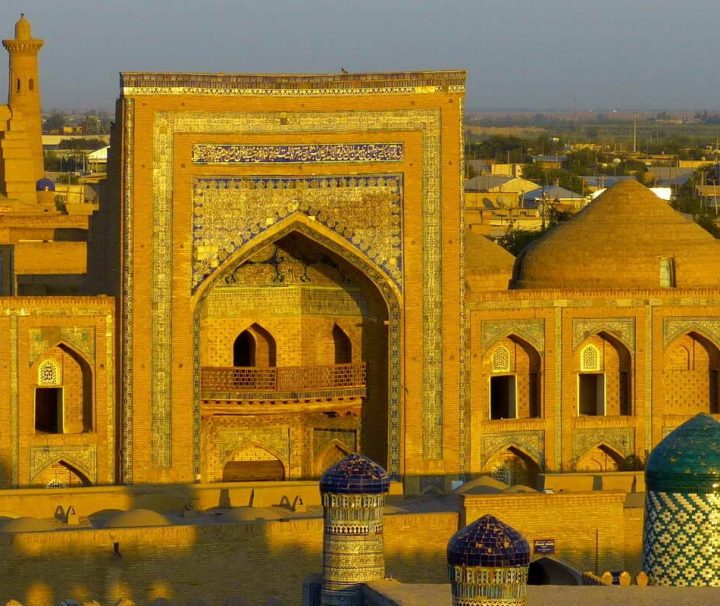 Die usbekische Stadt Chiwa ist bekannt für ihre historische Altstadt mit zahlreichen Baudenkmälern, von denen viele als Meisterwerke der orientalischen Architektur gelten.