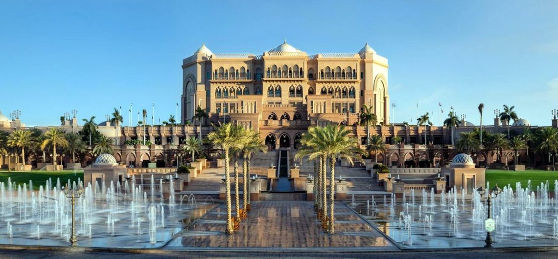 Grandioser Blick auf den luxuriösen Emirates Palace in Abu Dhabi