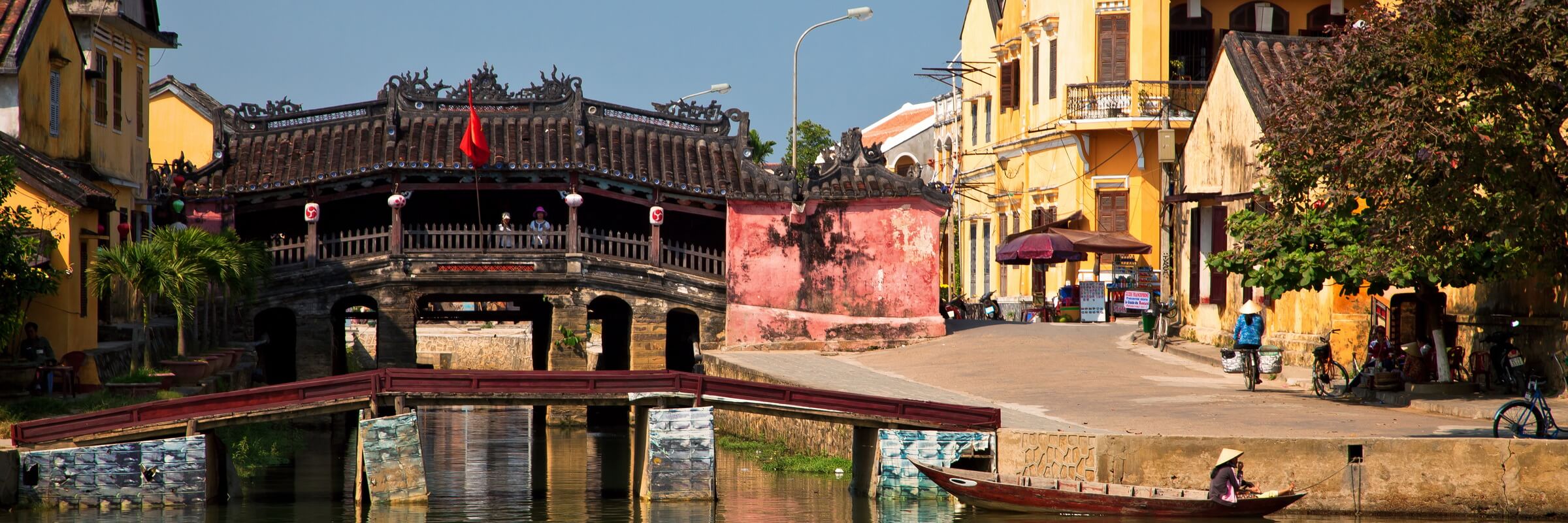 Die 18 m lange Japanische Brücke in Hoi An führt über einen Nebenfluss des Thu Bon.