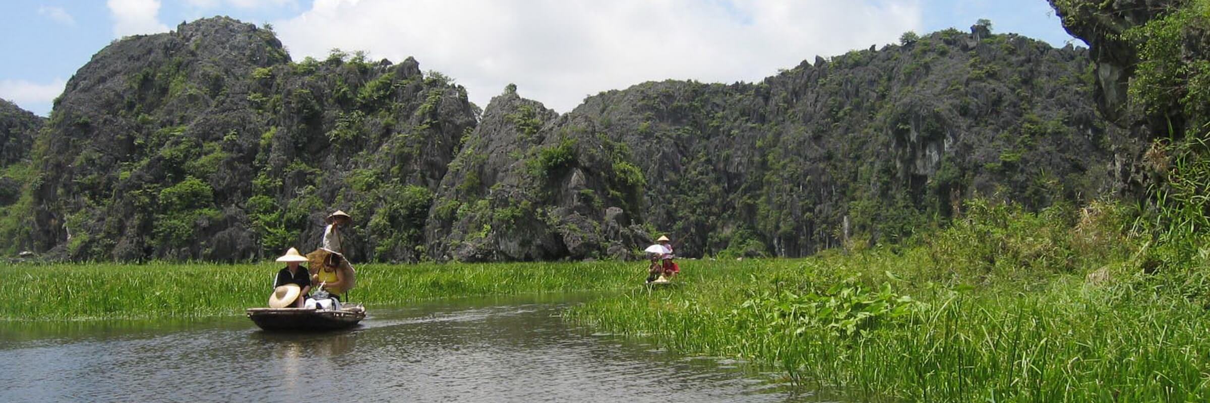 Die „trockene Halong Bucht“ um Ninh Binh ist eine der schönsten Landschaftsformen von Vietnam. Im Gegensatz zur „nassen Halong Bucht“ sind hier Reisfelder zwischen den Felsformationen.