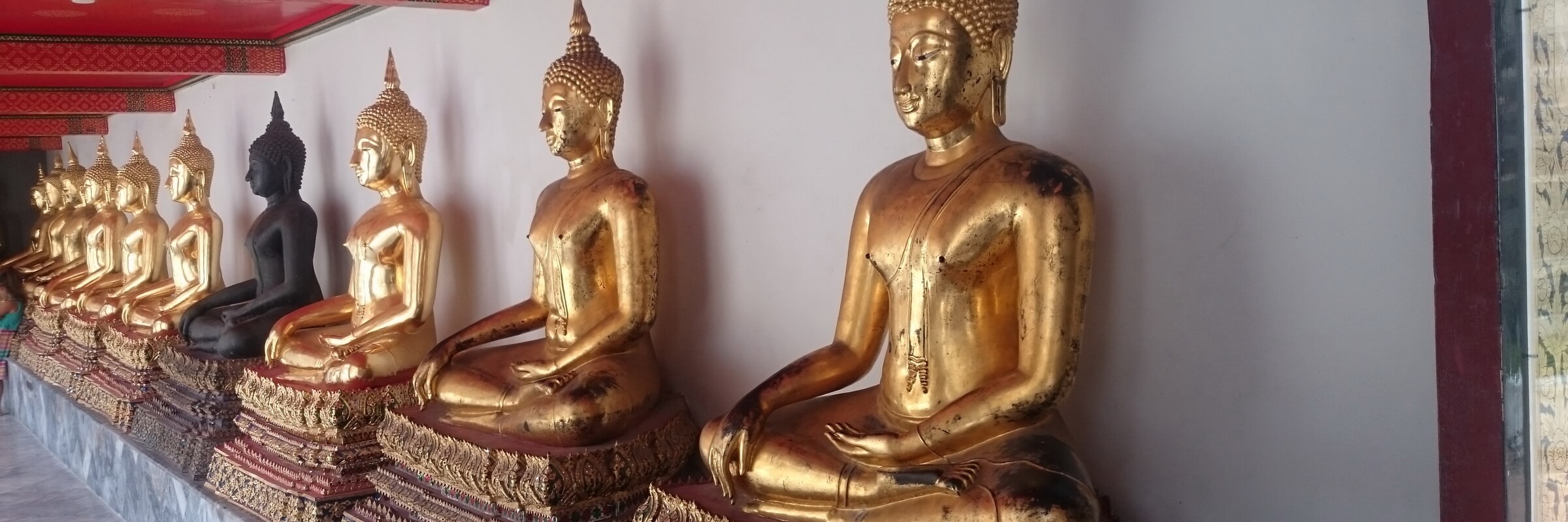 Buddha-Statuen im buddhistischen Tempel Wat Pho in Bangkok Wat Pho ist ein buddhistischer Tempel der sich im Zentrum von Bangkoks historischer Altstadt, südlich des Königspalastes, befindet.