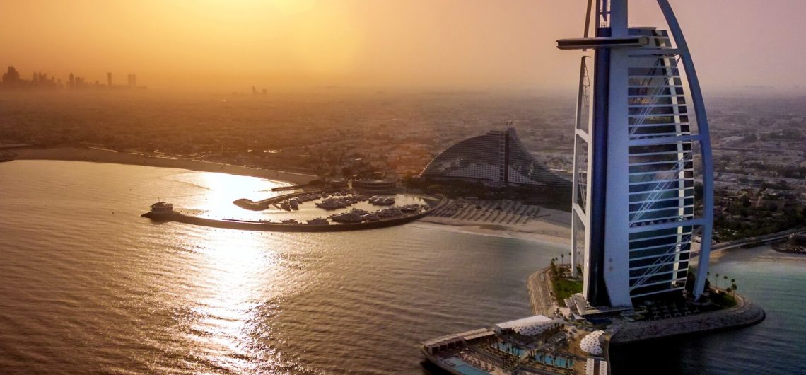 Eine Panoramaansicht des Burj Al Arab mit der Stadt Dubai im Hintergrund