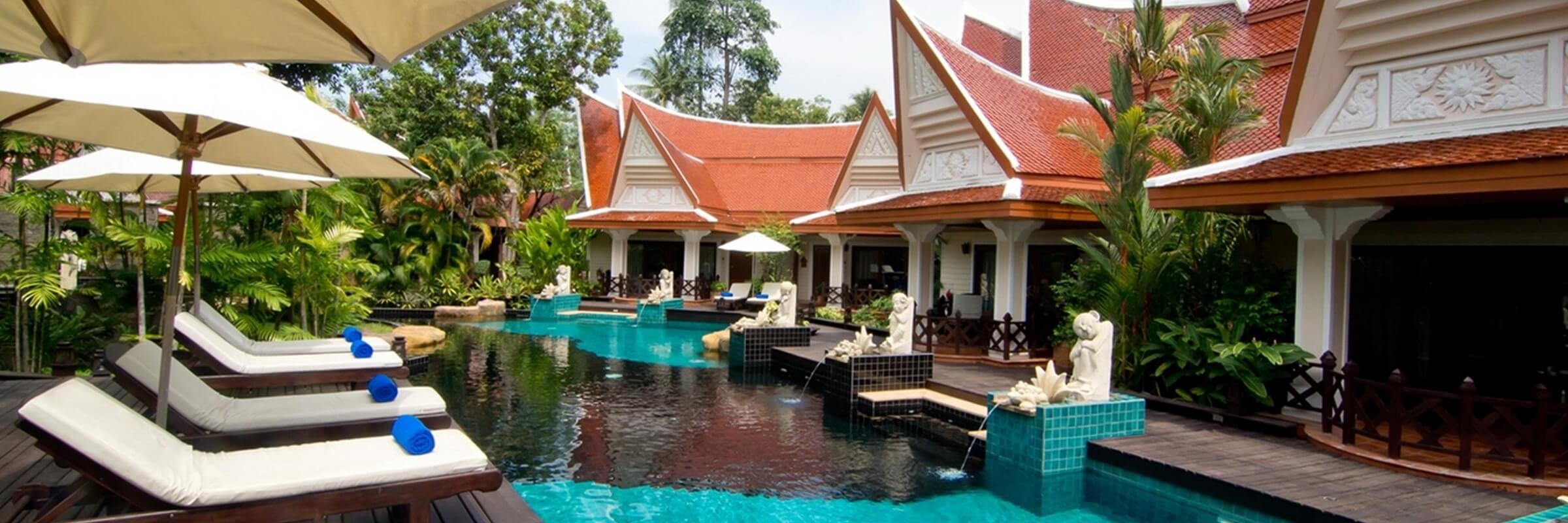 Die Chalets mit je 3-4 Wohneinheiten im traditionellen Thai-Stil sind um eine schöne Pool-Landschaft mit kleinem Wasserfall gruppiert.