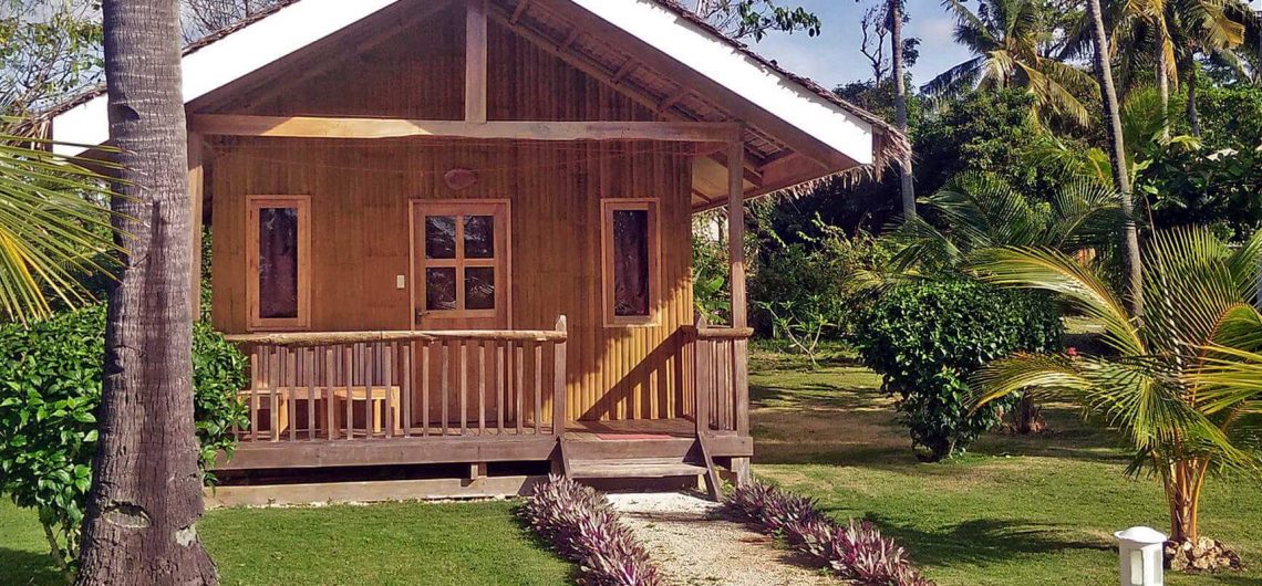Die Aussenansicht der stilvollen Deluxe Villen des Kawayan Holiday Resort