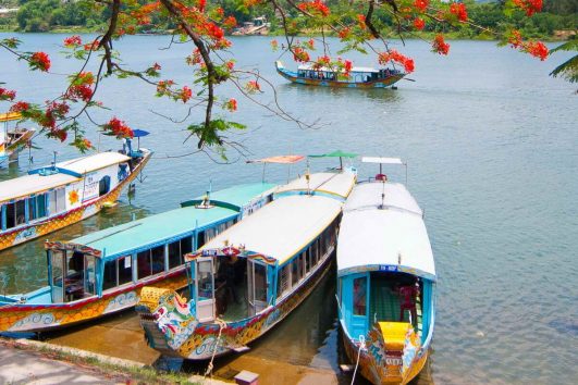 Der Fluss der Wohlgerüche, kurz Parfümfluss genannt, ist ein langsam fließender Fluss in Zentralvietnam.