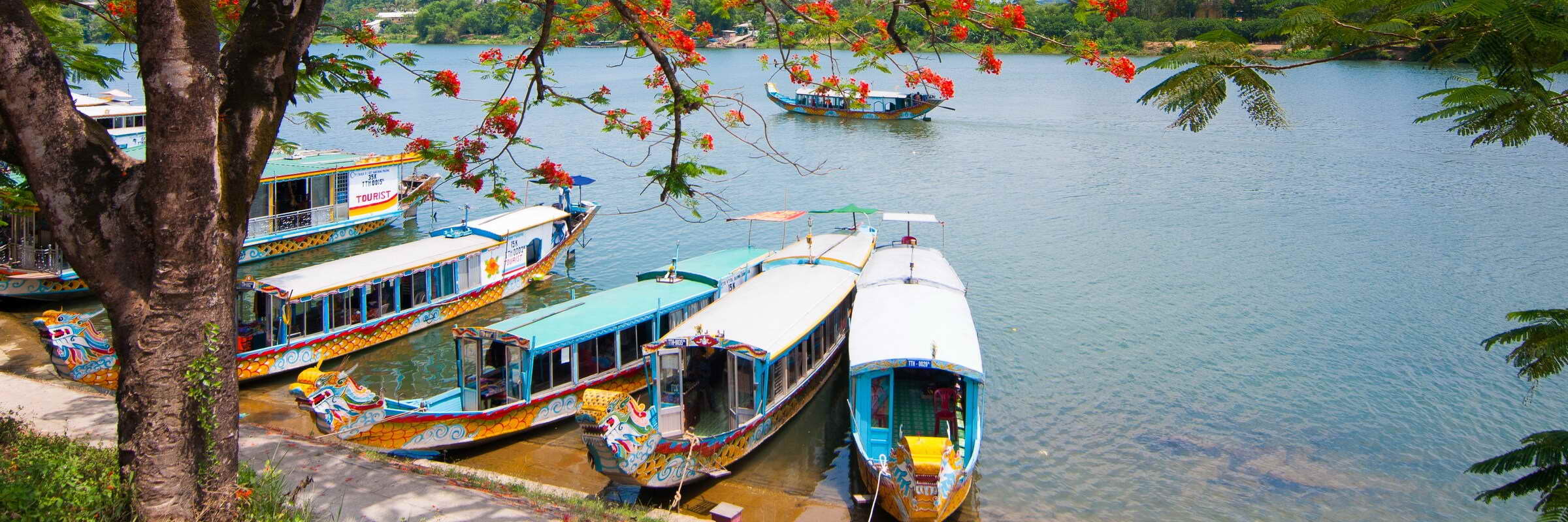 Der Fluss der Wohlgerüche, kurz Parfümfluss genannt, ist ein langsam fließender Fluss in Zentralvietnam.
