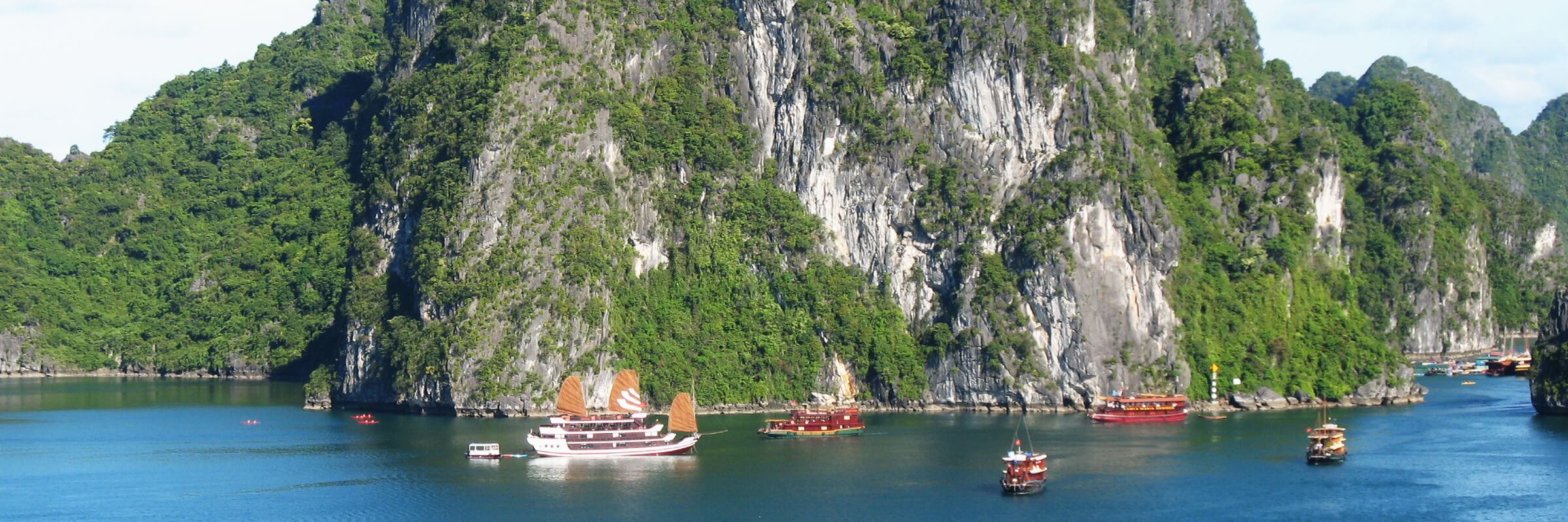 Eine Kreuzfahrt auf einer Dschunke durch die mystische Halong Bucht (UNESCO-Weltnaturerbe) gehört zu den besonderen Höhepunkten einer Vietnam Reise.