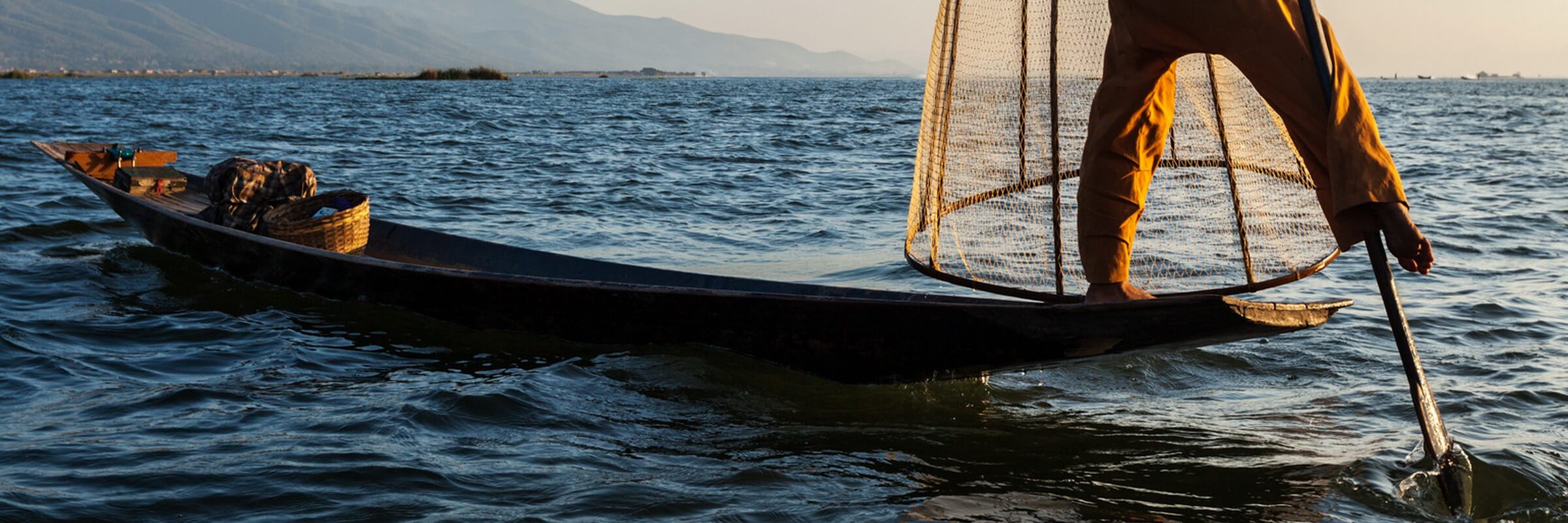 Die Bewohner des Inle-Sees sind berühmt für ihre Rudertechnik, bei der sie ein Bein um das Ruder schlingen, um beide Hände zur Pflege der schwimmenden Gärten oder zum Fischfang frei zu haben.