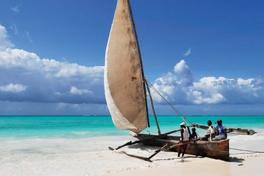 Katamaran-Segeln und Windsurfen sind sehr beliebte Aktivitäten auf der Insel Sansibar im Oman.