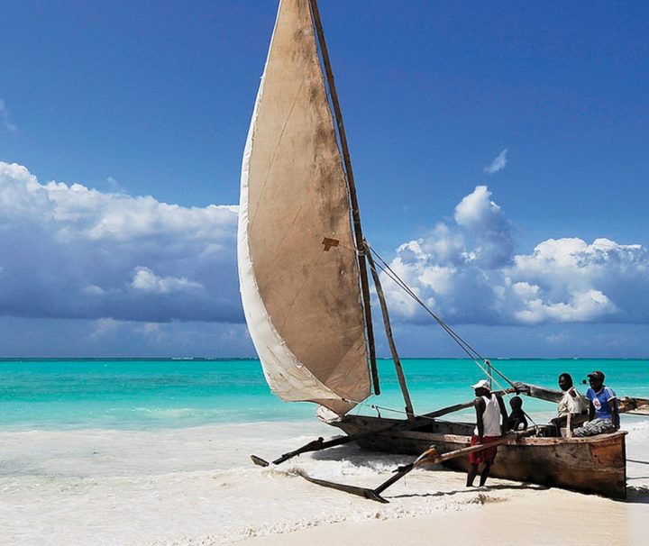 Katamaran-Segeln und Windsurfen sind sehr beliebte Aktivitäten auf der Insel Sansibar im Oman.