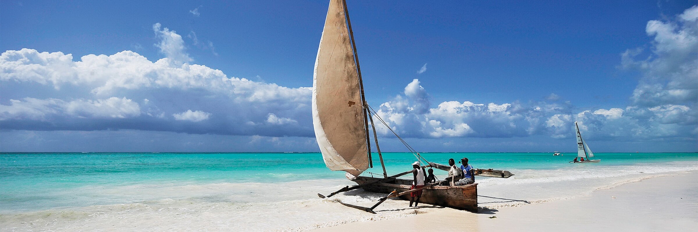 Katamaran-Segeln und Windsurfen sind sehr beliebte Aktivitäten auf der Insel Sansibar im Oman.