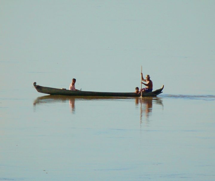 Einheimische, die auf ihren Booten den Irrawaddy entlang rudern, sind ein typisches Bild einer Flusskreuzfahrt in Myanmar.