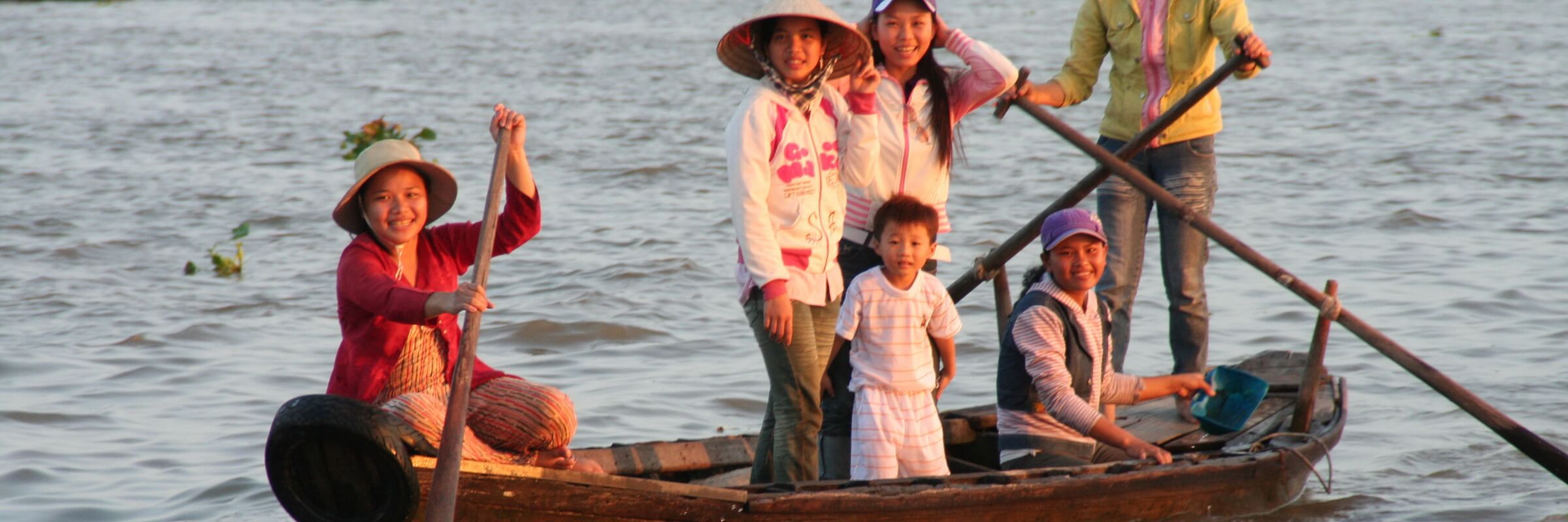 Die sogenannten Sampans sind  flache breite Ruderboote und ein gängiges Fortbewegungsmittel im Mekong Delta.