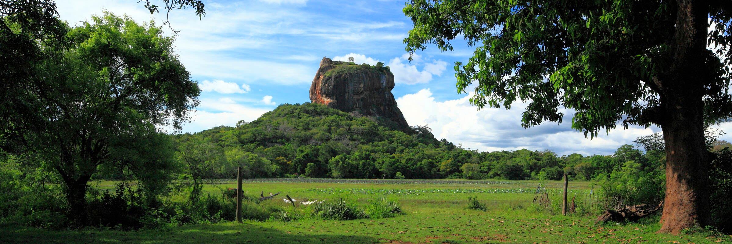 Die Felsenfestung Sigiriya wurde im 5. Jahrhundert vom Herrscher Kashyapa errichtet und ist bekannt für ihre Wolkenmädchen-Fresken in der Felsengalerie.