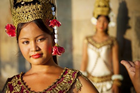 Eine wunderschöne, junge Aspara Tänzerin in Angkor Kambodscha