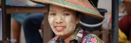 Portraitfoto einer einheimischen Frau in landestypischer Kleidung in Myanmar.