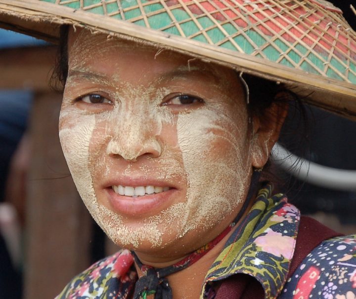 Portraitfoto einer einheimischen Frau in landestypischer Kleidung in Myanmar.
