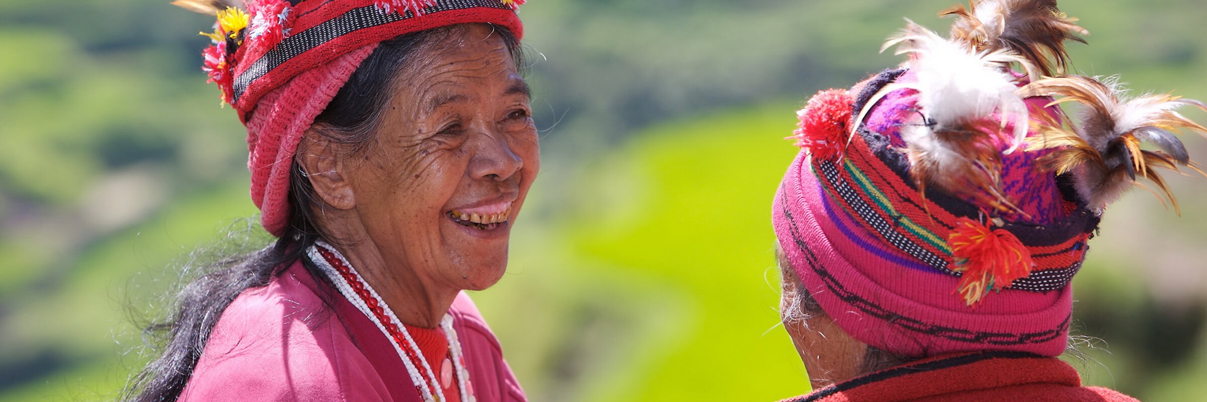 Die Ifugao tragen eine traditionelle Kleidung, die je nach Anlass bunt verziert und mit Statussymbolen versehen ist.