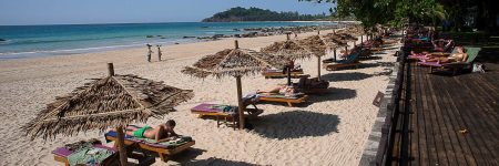 Der von Kokospalmen umgebene weiße Sandstrand Ngapali-Beach erstreckt sich über drei Kilometer und ist ein perfekter Ort für einen traumhaften Badeurlaub.