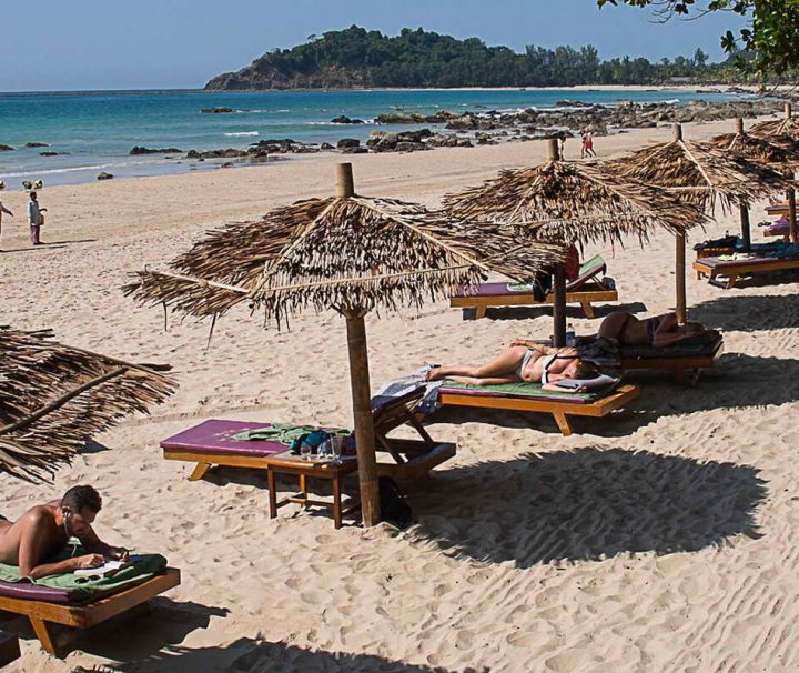 Der von Kokospalmen umgebene weiße Sandstrand Ngapali-Beach erstreckt sich über drei Kilometer und ist ein perfekter Ort für einen traumhaften Badeurlaub.