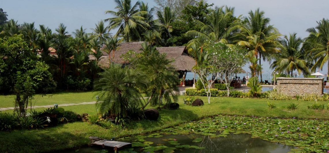 Das Khaolak Paradise Resort ist in eine wunderschöne, tropische Gartenanlage eingebettet.