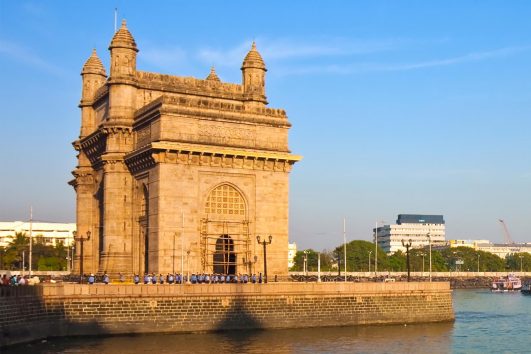 Laut der Geschichte sind am Gateway of India die letzten Britischen Truppen 1948 aus Indien abgezogen, heute fahren hier Boote die Passagiere zur Insel Elephanta.