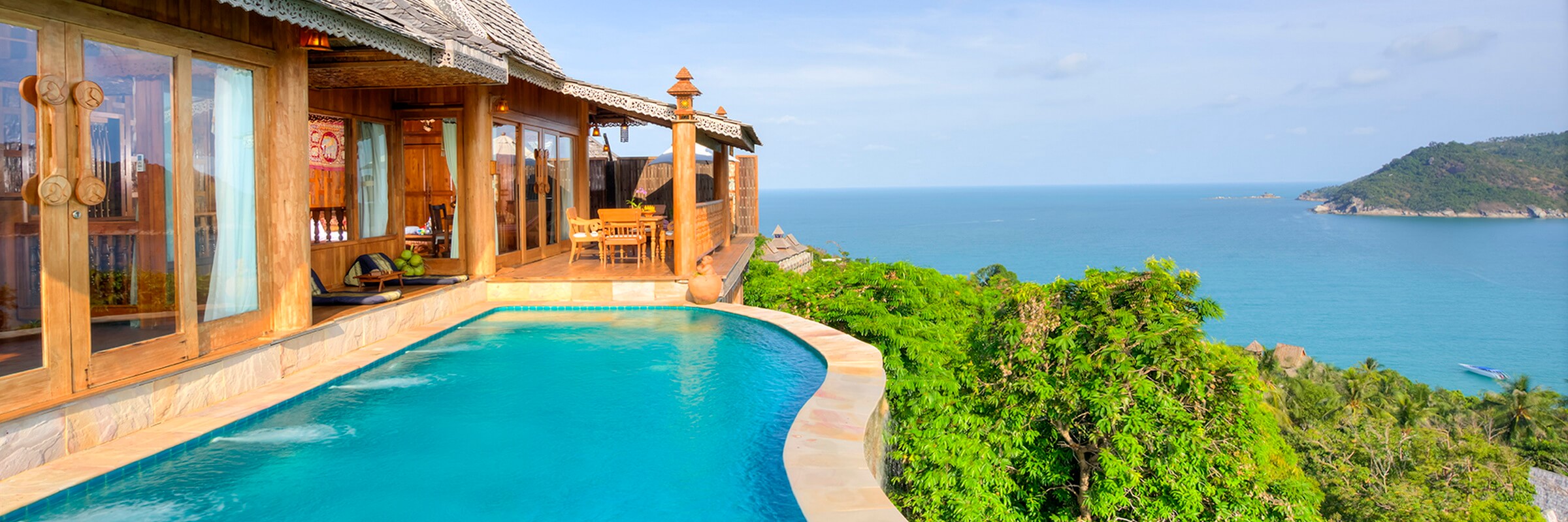 Aussenansicht der Grand Sea View Pool Villen des Santhiya Koh Phangan Resort & Spa mit eigenem Pool und Panorama Meerblick