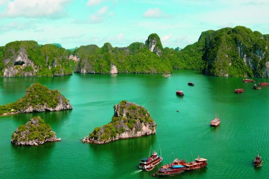 In der etwa 170 km östlich von Hanoi gelegen Halong-Bucht im Golf von Tonkin ragen rund 2.000 Inseln aller Größen und in skurrilen Formen aus dem Wasser.