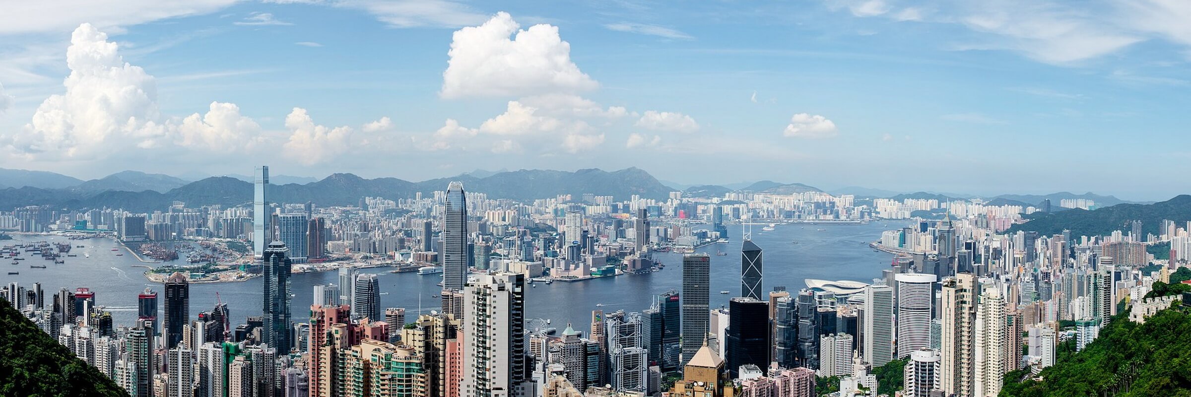 Die Halbinsel Kowloon und der Norden von Hong Kong Island, die durch die schmale Meerenge Victoria Harbour getrennt sind, sind die dichtbesiedelsten Gebiete Hongkongs.