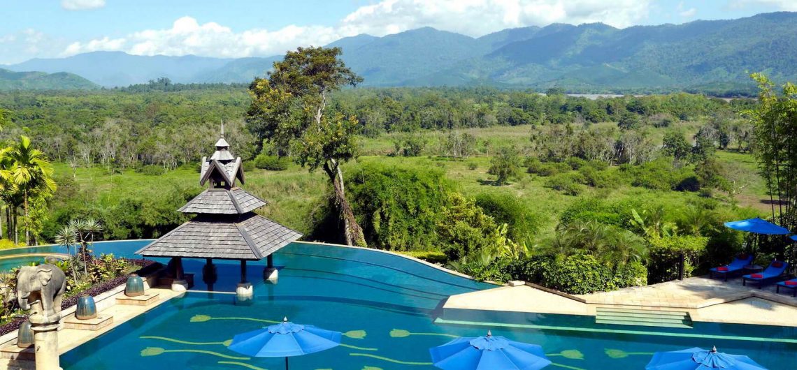 Der einladende Infinity Pool im Anantara Golden Triangle Elephant Camp & Resort mit