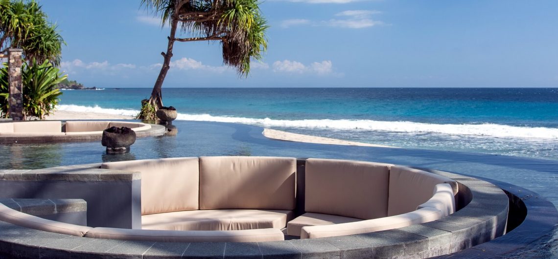 Der Infinity Pool mit eingebettetem Sofa im Katamaran Resort auf Lombok läd zum Entspannen ein