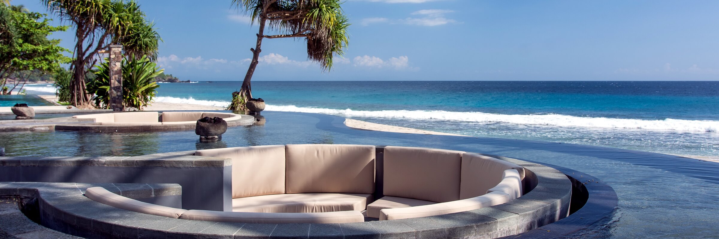 Der Infinity Pool mit eingebettetem Sofa im Katamaran Resort auf Lombok läd zum Entspannen ein