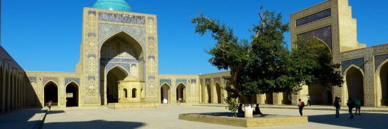 Mit einer Länge von 127 m und einer Breite von 78 m ist die Kalon-Moschee in Buchara die zweitgrößte Moschee Zentralasiens.