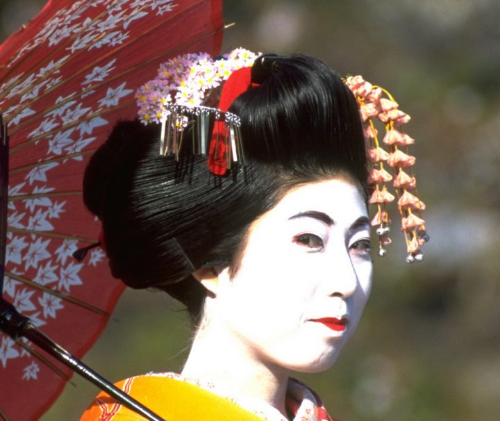 Eine Geisha führt die traditionell japanischen Unterhaltungskünste vor.