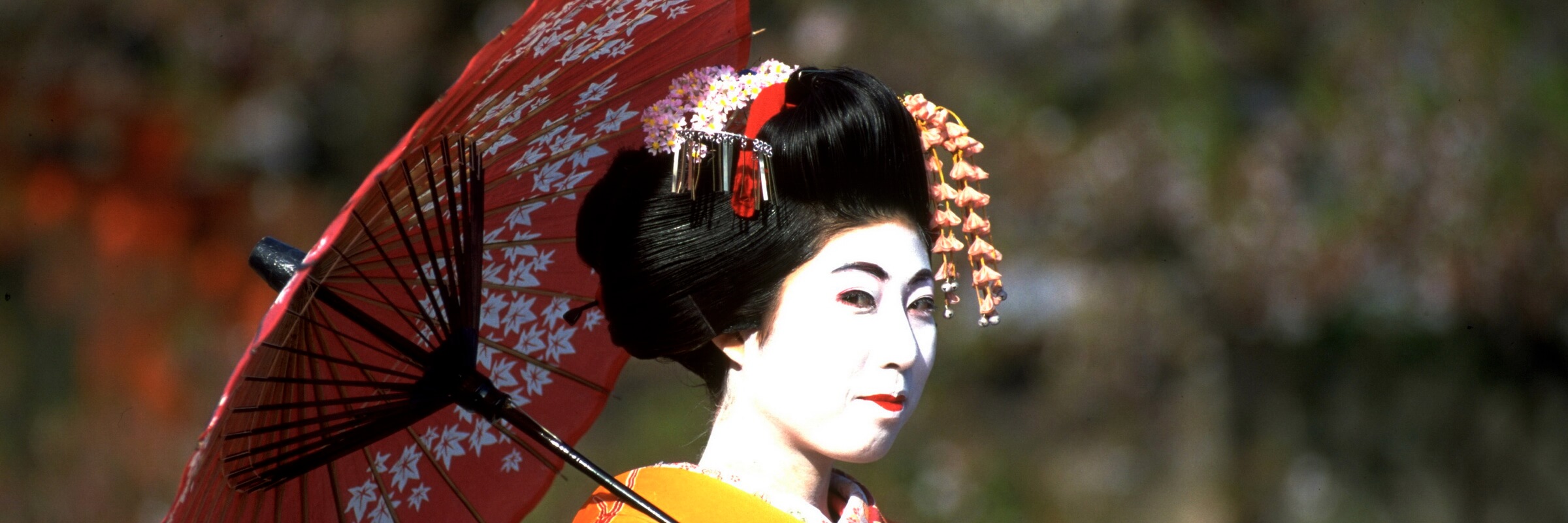 Eine Geisha führt die traditionell japanischen Unterhaltungskünste vor.